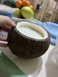 这一个大椰子壳儿当碗做的甜点，非常好吃