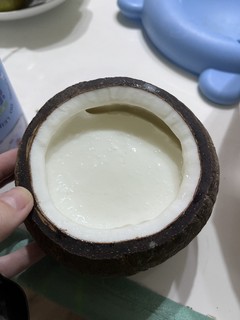 这一个大椰子壳儿当碗做的甜点，非常好吃