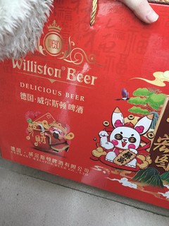 新年送礼的一个德国啤酒，红火喜庆