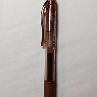 一只非常顺滑棕色的笔