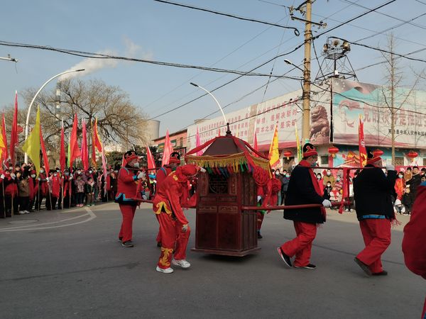 大街上真热闹，家家户户乐淘淘