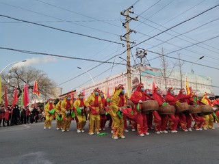 大街上真热闹，家家户户乐淘淘