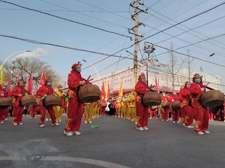 大街上真热闹，家家户户乐淘淘