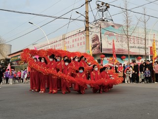 大街上真热闹，家家户户乐淘淘