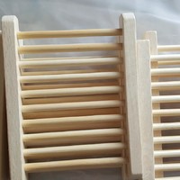 竹子和木头拼接而成的肥皂架子。