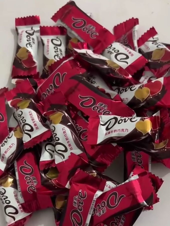 这种丝滑牛奶巧克力红色包装,过年时看着特别喜庆