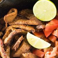 烤三角肉Fajitas: 一道美味的墨西哥式烤肉