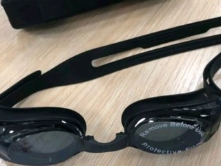 新买的游泳眼镜