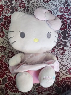  Hello Kitty的小毛绒玩具