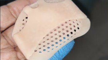 硅胶材质大拇指脚垫。