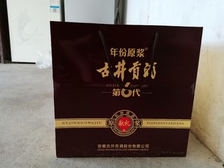 安徽走亲戚标配：两瓶酒+一箱奶