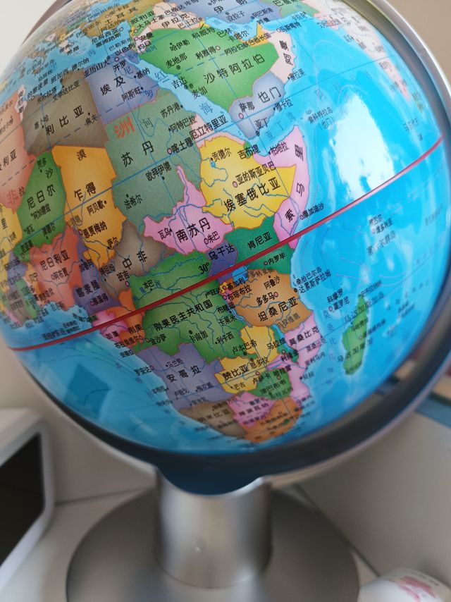 学生使用小型地球仪