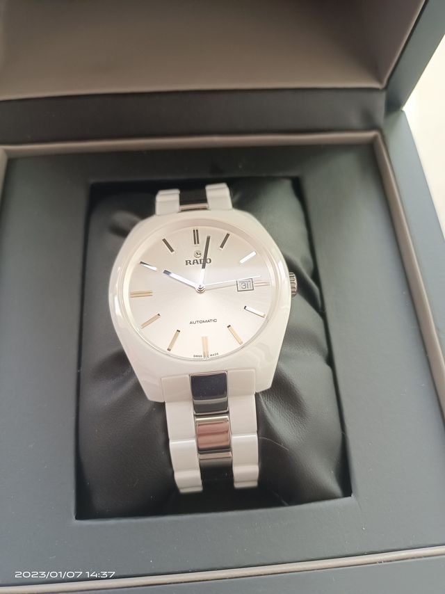 白色雷达男表象征着纯洁与青春