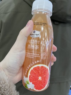 这一小瓶西柚汁味道非常好喝