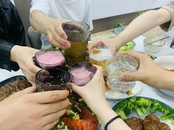 过大年当然是和朋友们一起吃吃喝啦