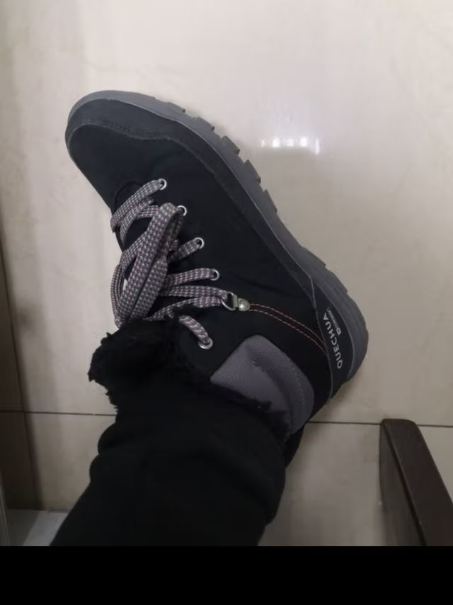 雪地靴冬天玩雪标配。