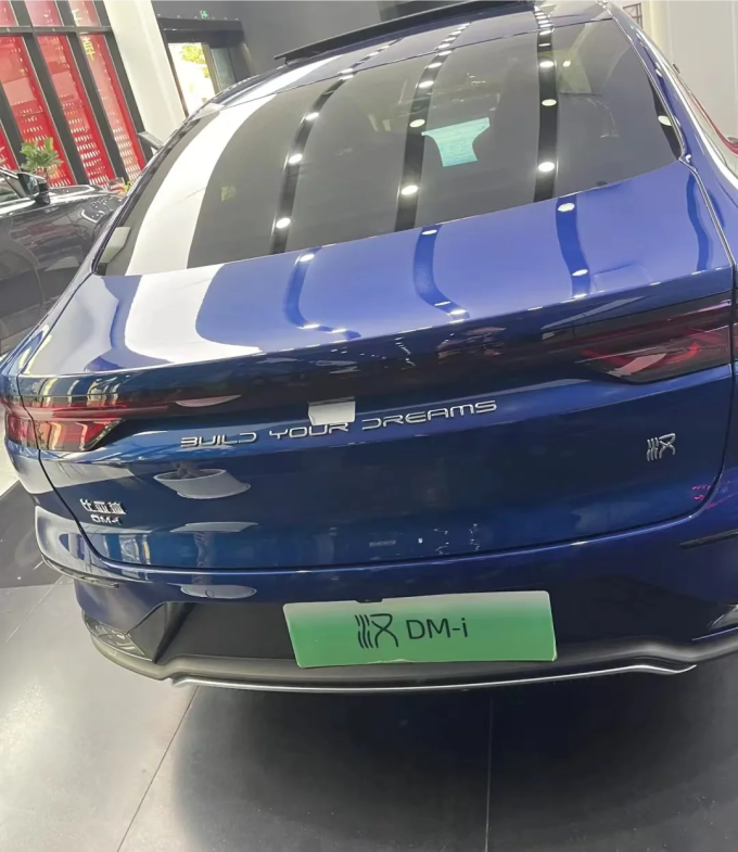 比亚迪汉dmi尊享极光蓝色新车到店中大型轿