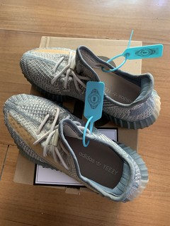 曾经火红的adidas Yeezy 350椰子鞋