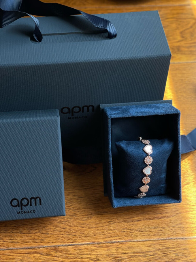 apm monaco时尚手镯/手链/脚链怎么样 男朋友送的粉贝母多心手链,作为