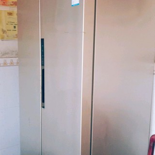 又高大实用的电冰箱，