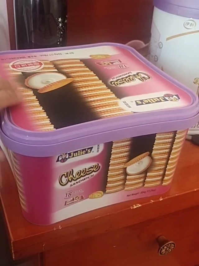 过年买了一盒饼干，吃的差不多了