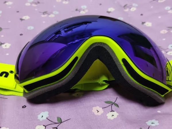 带上滑雪镜你就是雪场最靓的仔