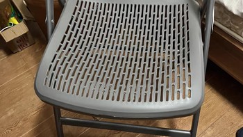 镂空网格的塑料折叠椅。