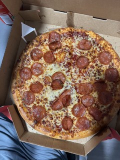 提前买好披萨饼的面料，做pizza吃。