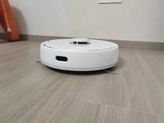 家里的新玩意-扫地机器人