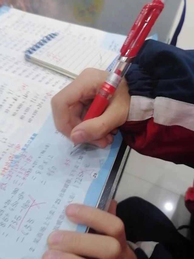 红色按动中性笔，学生专用