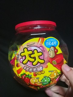 过年买一大罐大大泡泡糖让孩子吹个够