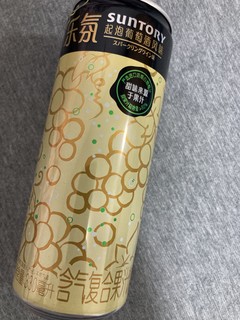 有节日氛围的葡萄酒气泡饮料。