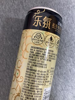 有节日氛围的葡萄酒气泡饮料。