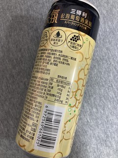 有节日氛围的葡萄酒气泡饮料。