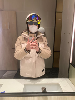 没买到心仪的滑雪服，光哥又买了冲锋衣替代