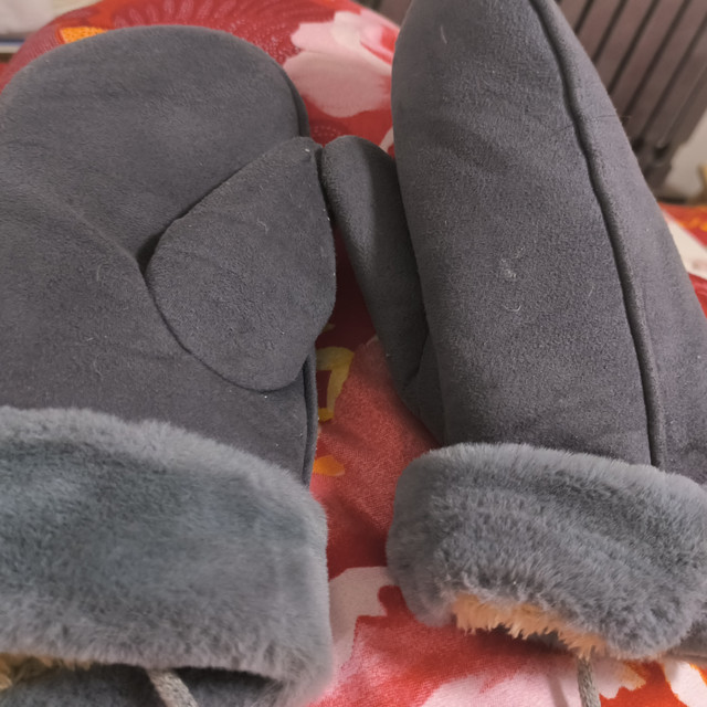 冬天别忘记滑雪的时候带手套哦。