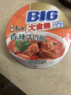 康师傅大食桶的香辣牛肉面