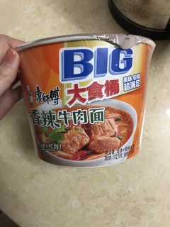 康师傅大食桶的香辣牛肉面