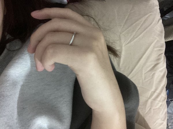 铂金女款简约素戒