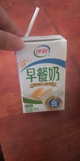 好喝浓郁的伊利早餐奶