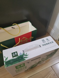 礼盒装还套礼品袋，送礼真贴心