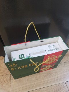 礼盒装还套礼品袋，送礼真贴心