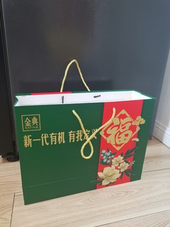 礼盒装还套礼品袋，送礼真贴心