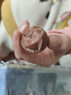 吃瑞士莲巧克力球，甜甜蜜蜜过大年。