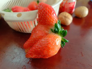 用尽全力给你点赞的草莓。