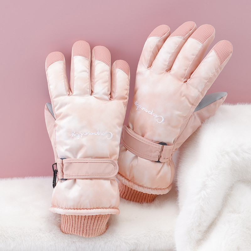 冬天一起去滑雪吧！准备滑雪装备的时候可不要忘了手套！