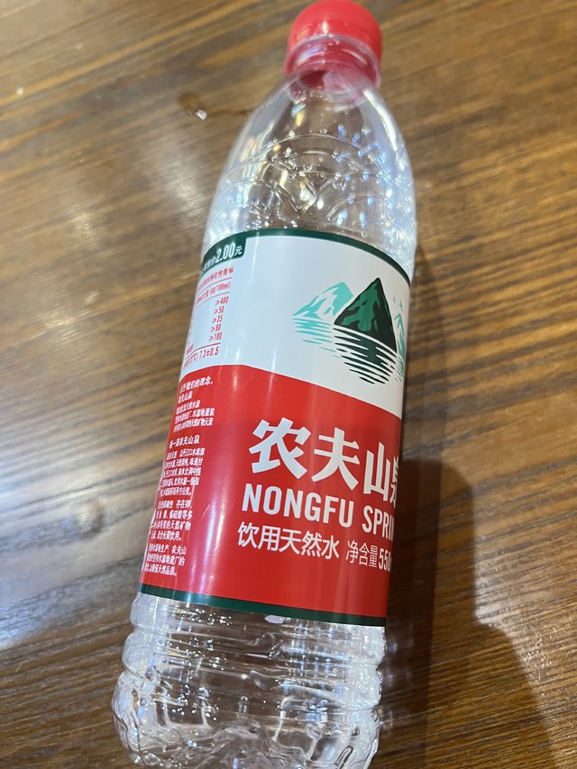 天然矿泉水农夫山泉！