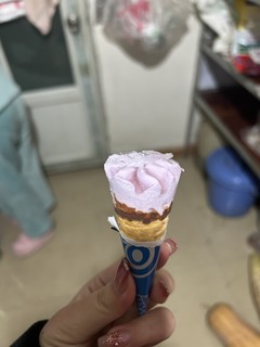 一口一个的可爱多冰淇淋