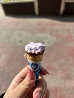 一口一个的可爱多冰淇淋