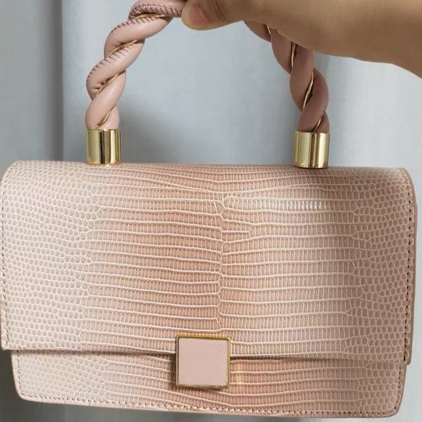 很小巧精致的小包，很可爱。